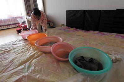 金山楼上漏水，住户失联，小区没物管，业主维权难！律师来支招……